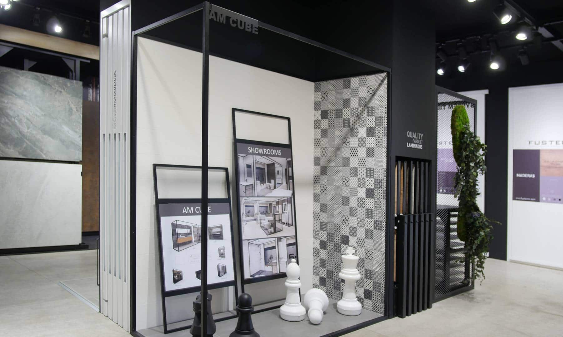 Ambiente cerámico decorado con revestimientos y pavimentos de muestra