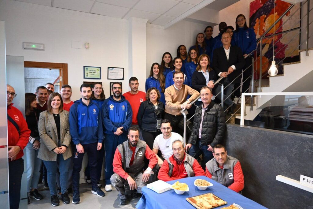 Visita del Nou Básquet Femení a las instalaciones de Fustecma nou basquet femení