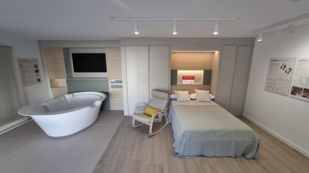 Habitación de parto del demostrador NAIXEM con mobiliario sanitario de Fustecma y bañera de partos