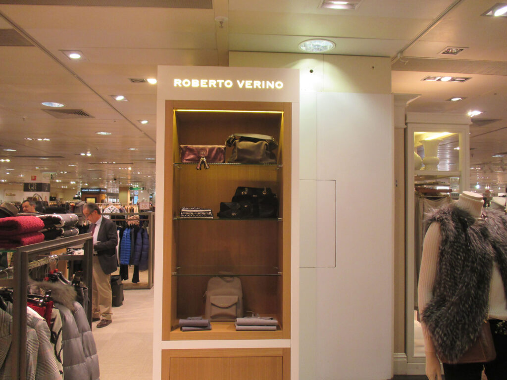 Proyecto de retail y oficinas diseñado y fabricado por Fustecma
