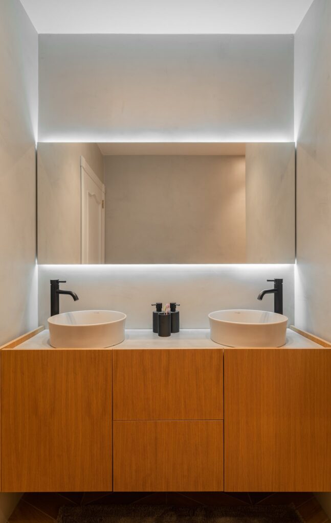 Baño infantil con mueble de roble