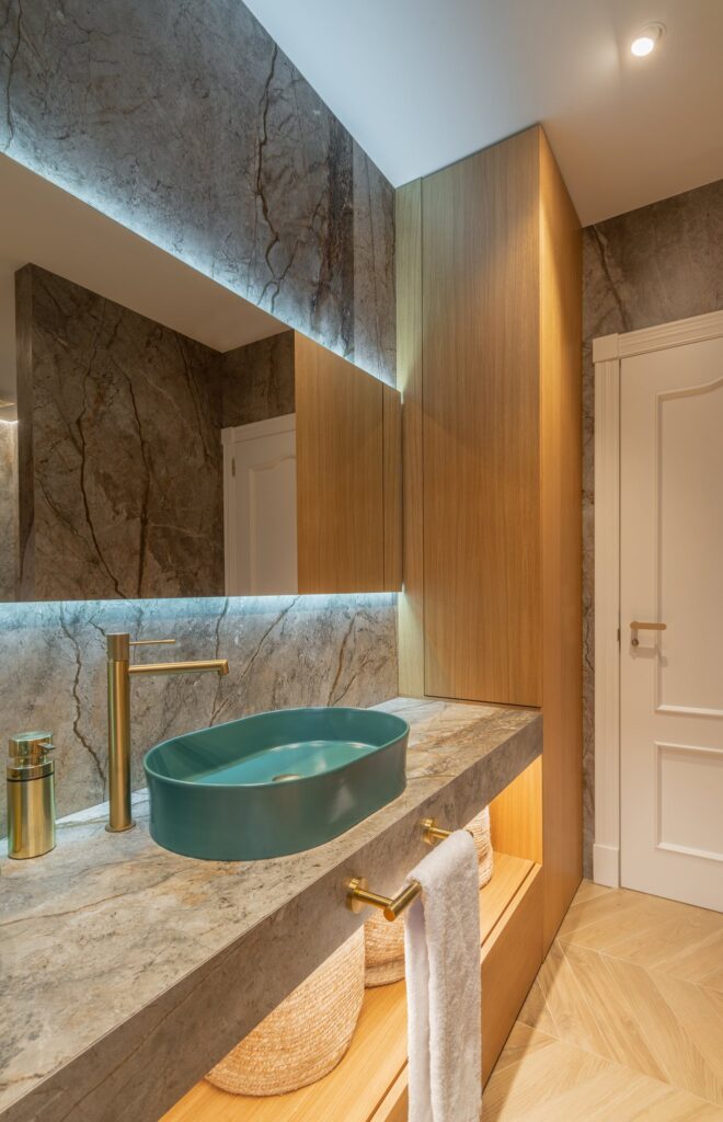 Lavabo verde sobre mueble de roble