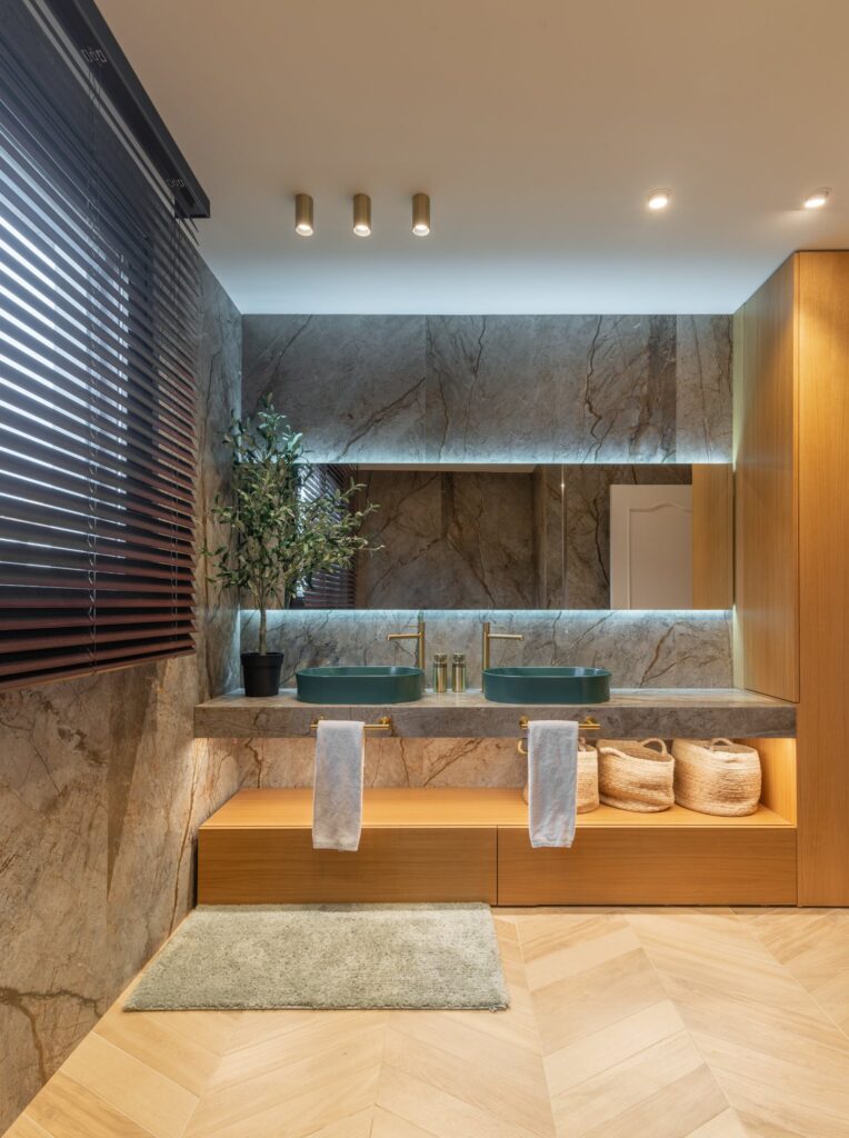 Baño principal con mueble de roble y lavabos verdes