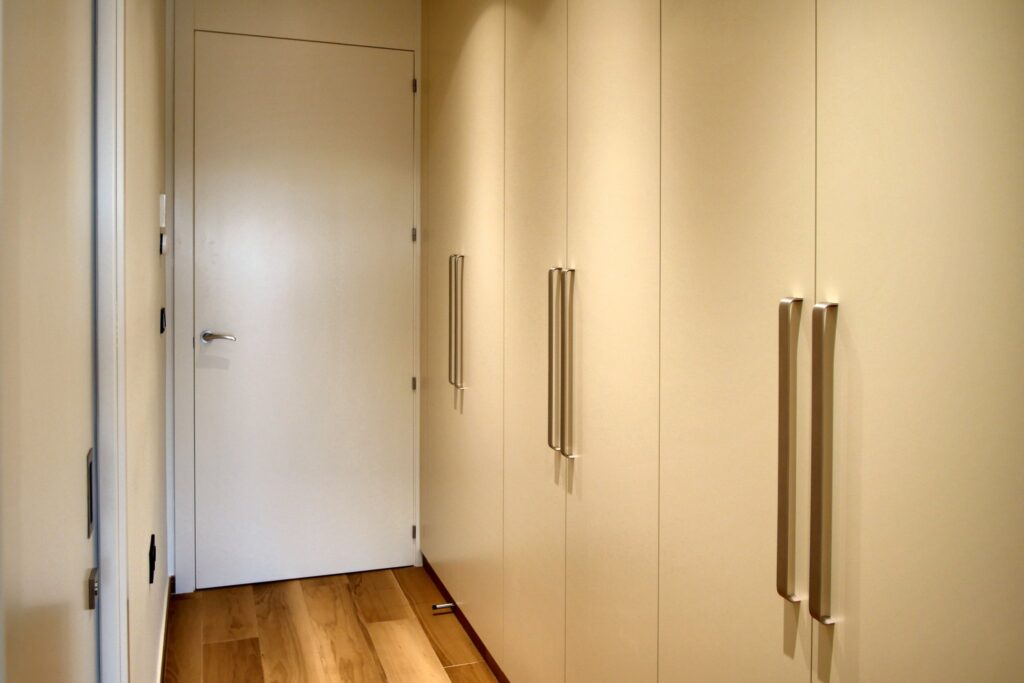 Armario lacado y puerta de paso blanca en dormitorio