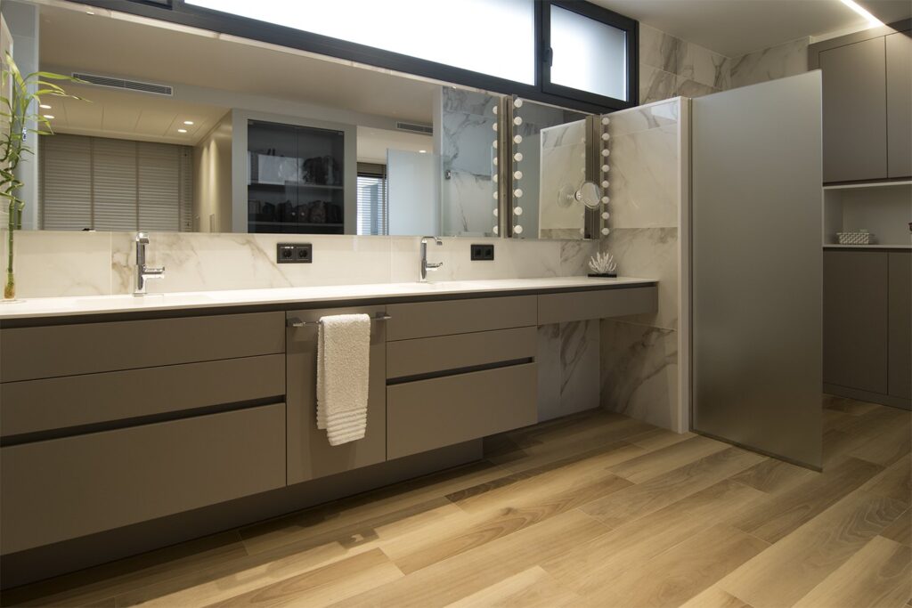 Baño principal con doble lavabo y mueble suspendido