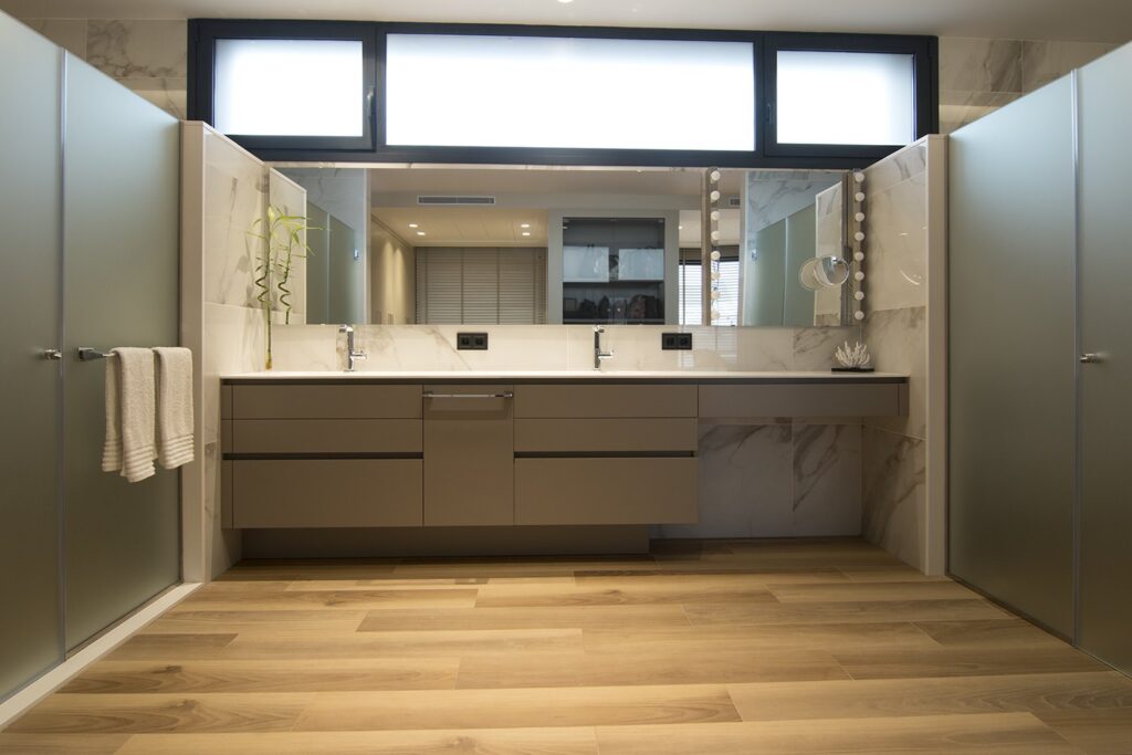 Vista del baño principal con puertas correderas