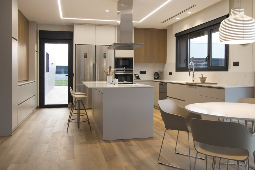 Cocina abierta del chalet con isla y zona de comedor