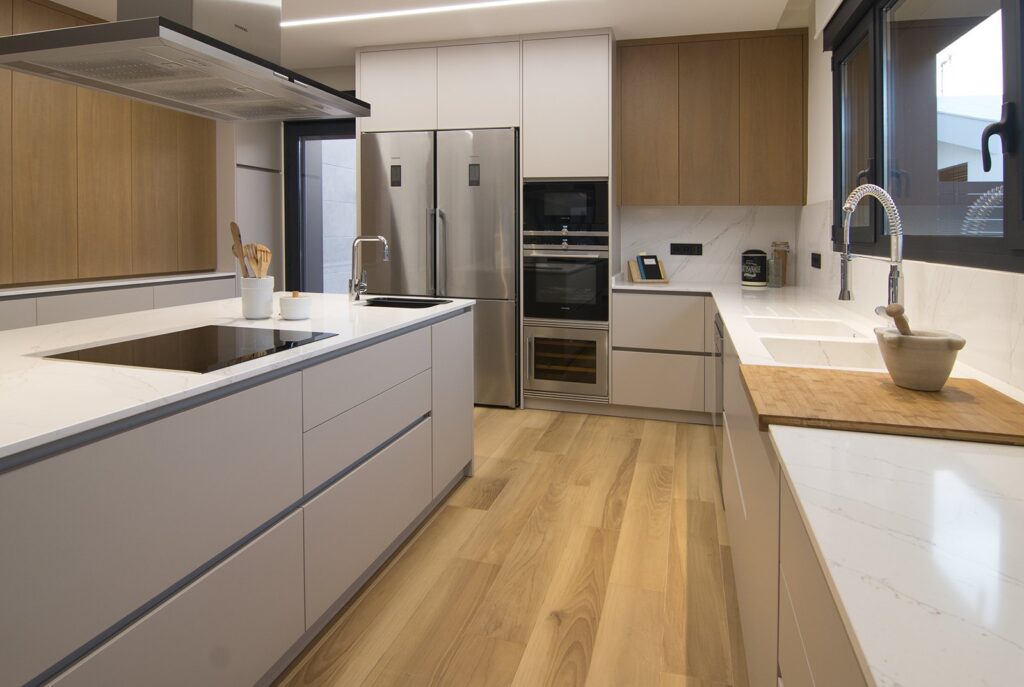Isla de cocina con placa y columnas de madera