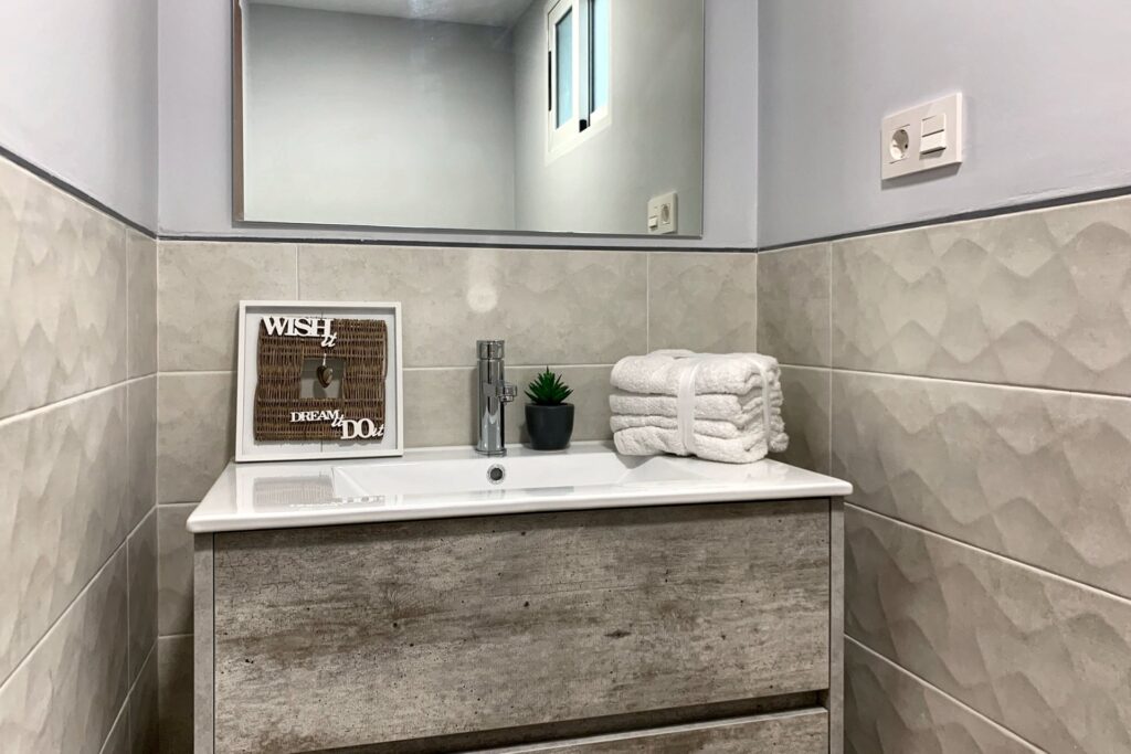Aseo con mueble de lavabo de 3 cajones
