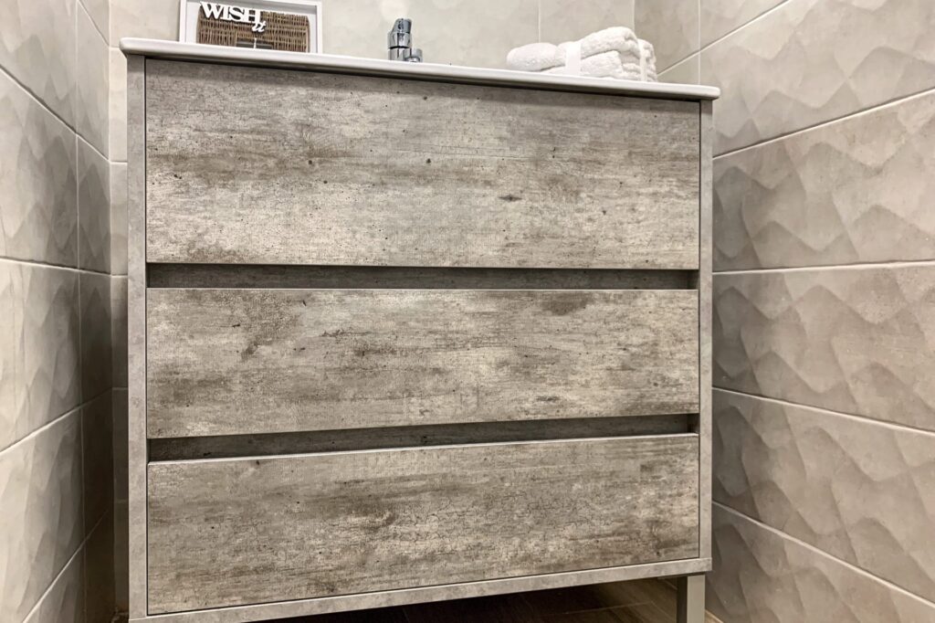 Mueble de lavabo con patas y revestimiento en relieve
