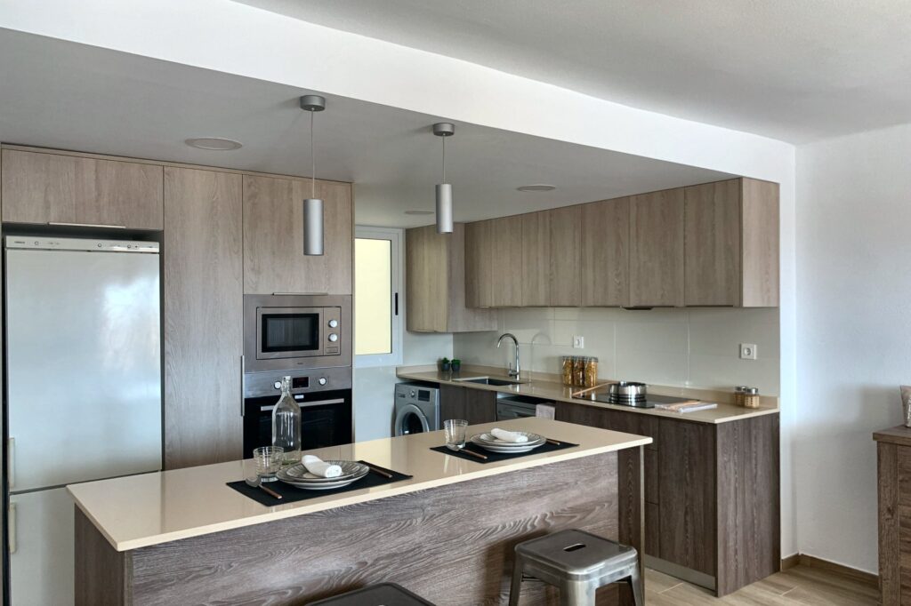 Península con encimera Compac y muebles en madera