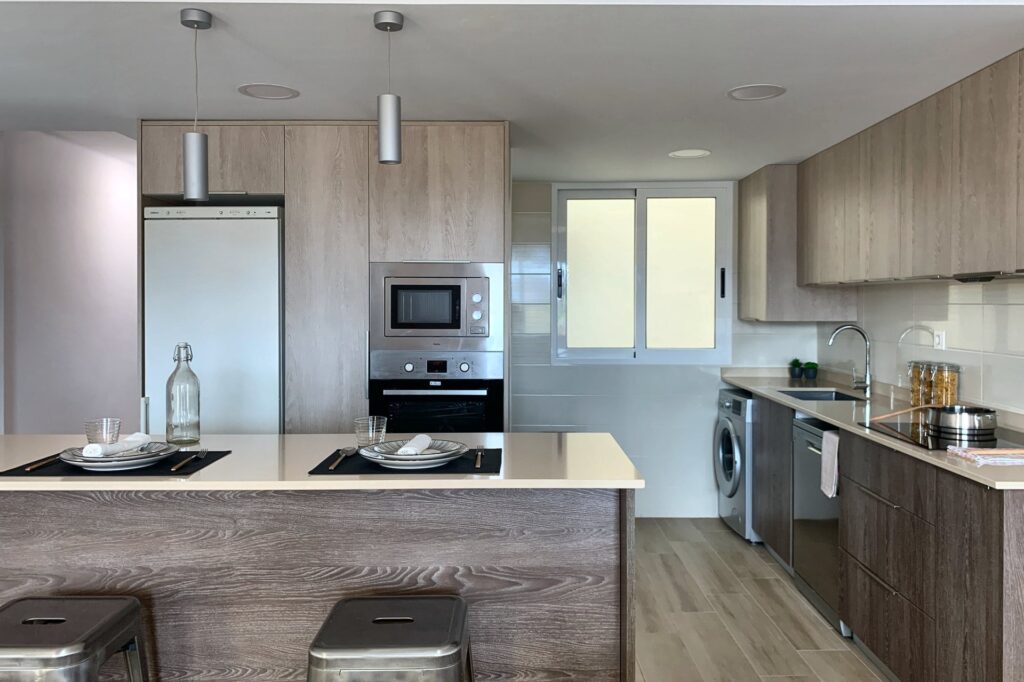 Península y cocina con la galería integrada al fondo