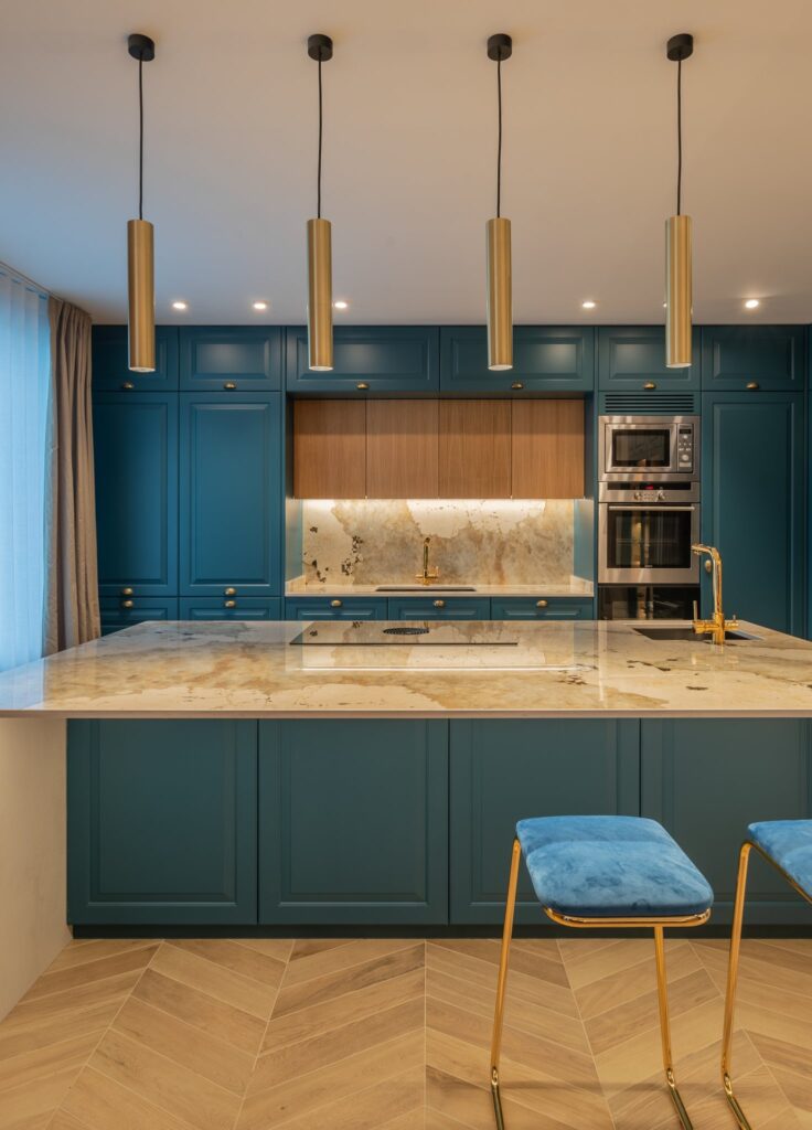 Frente de cocina en azul con hornacina de roble