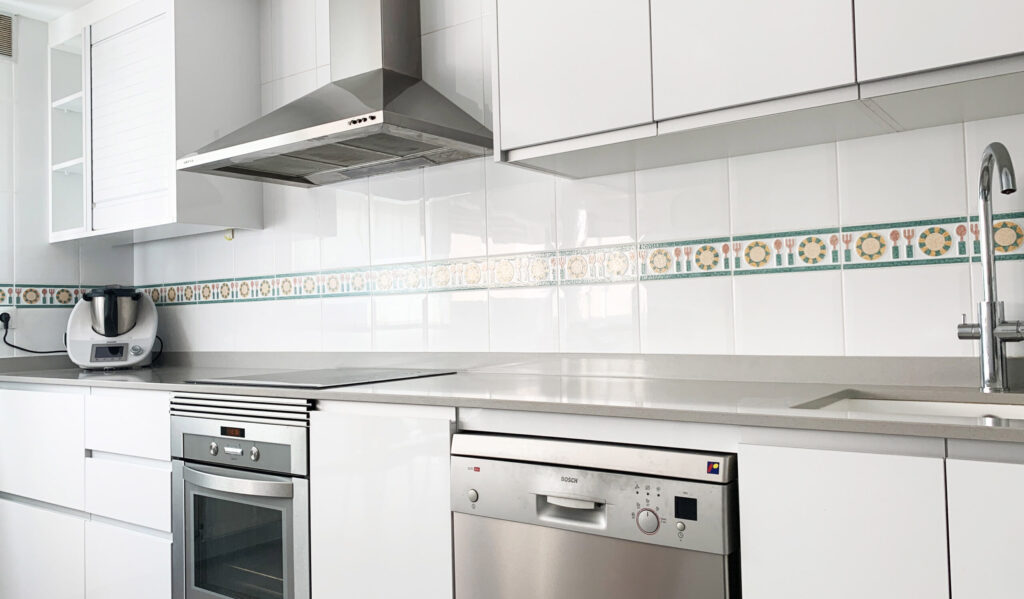 Detalle de cocina blanca reformada por Fustecma