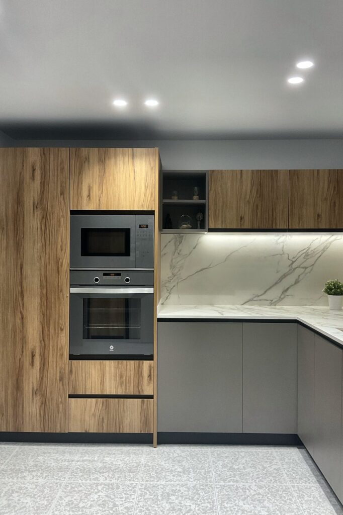 Columna de hornos y altos en roble con LED