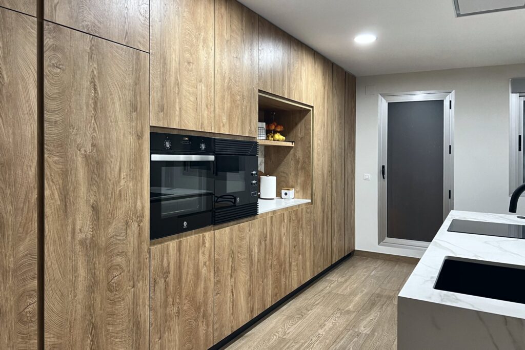 Columnas en efecto roble con hornos y módulo de desayuno abierto