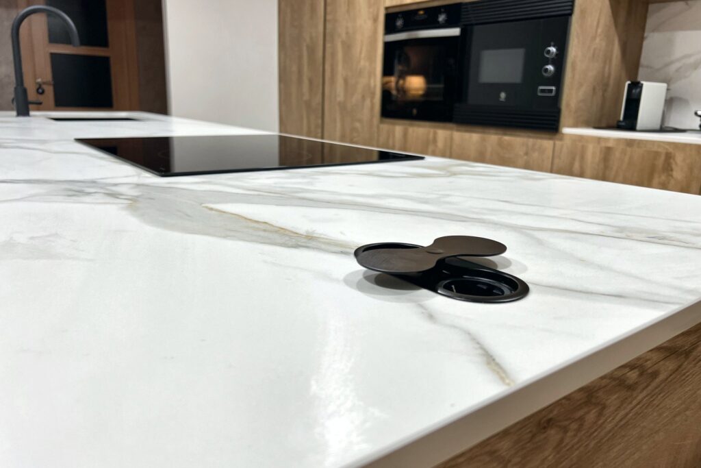 Encimera de porcelánico con enchufe escamoteable en la isla