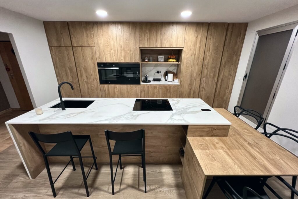 Isla con mesa de madera adosada