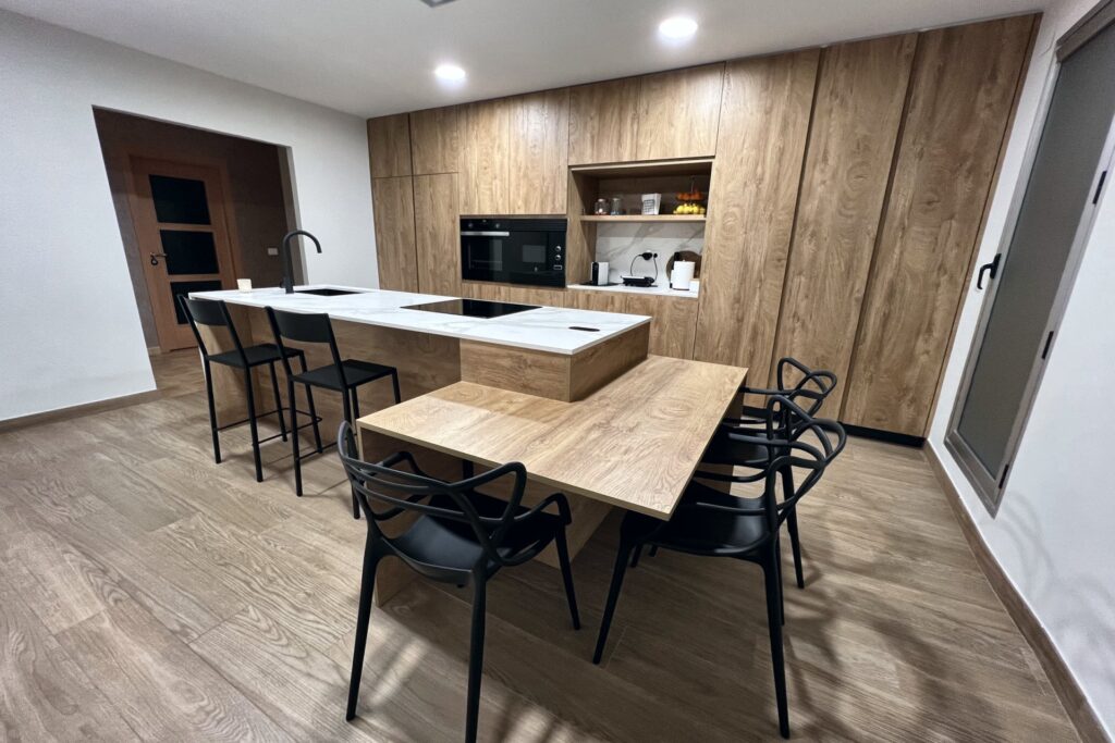 Mesa de comedor integrada en la isla