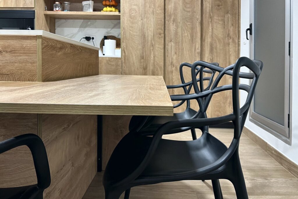 Detalle de la mesa de madera y la isla