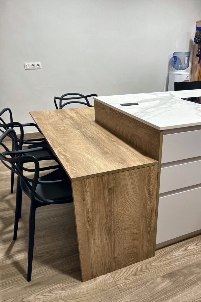 Mesa de madera unida al lateral de la isla