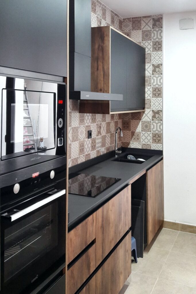 Columna de horno y microondas en negro y bajos en madera