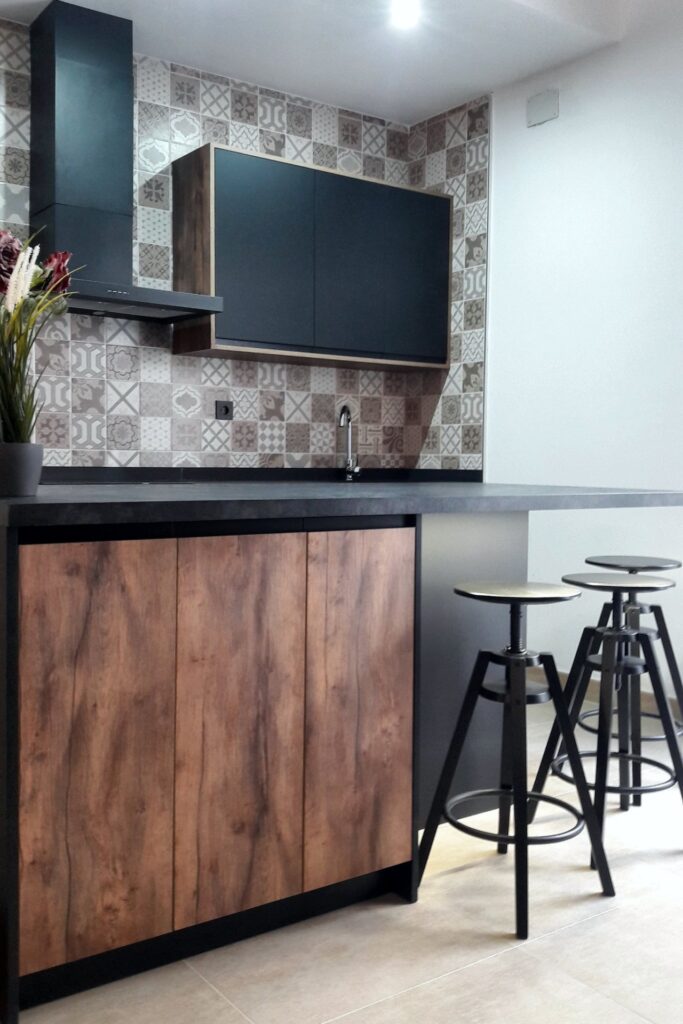 Península en madera con taburetes