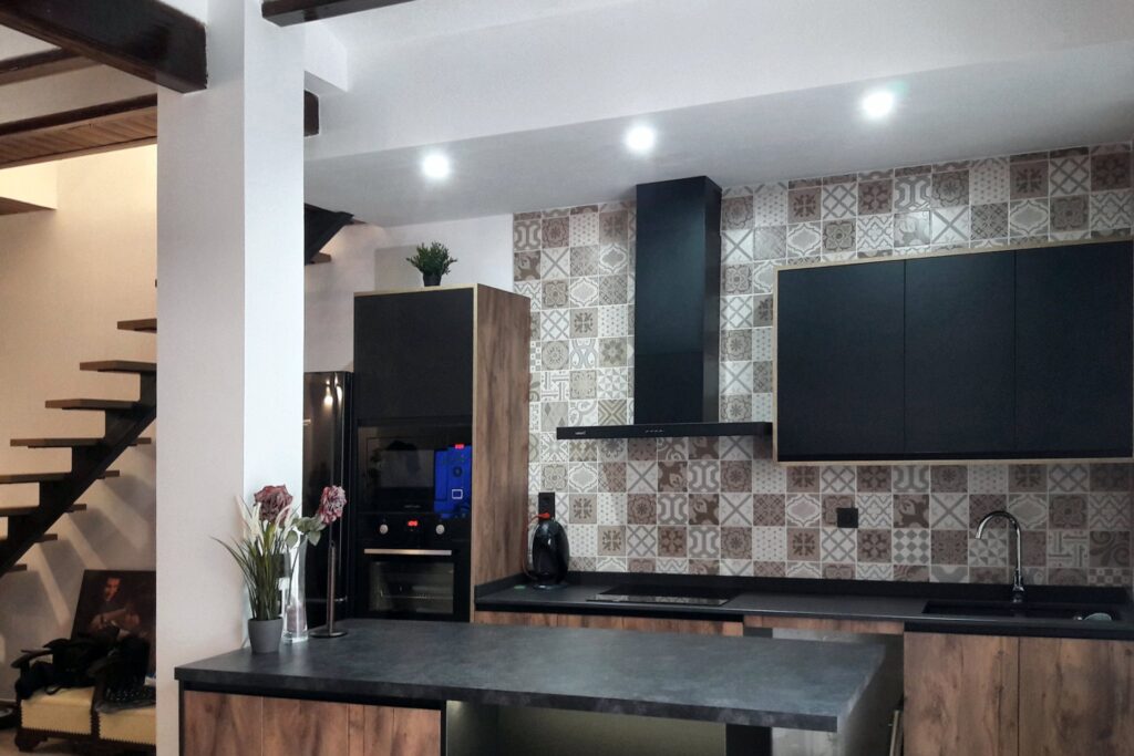 Cocina abierta con península y altos negros