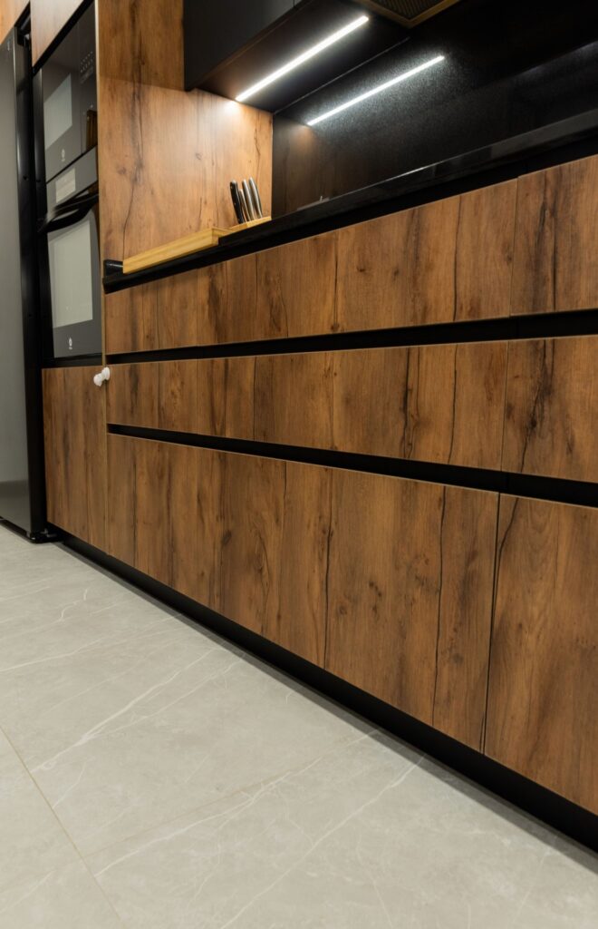 Cajoneros en madera con perfil uñero negro