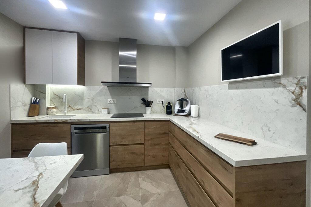 Cocina en U con frontal de porcelánico de 60 cm