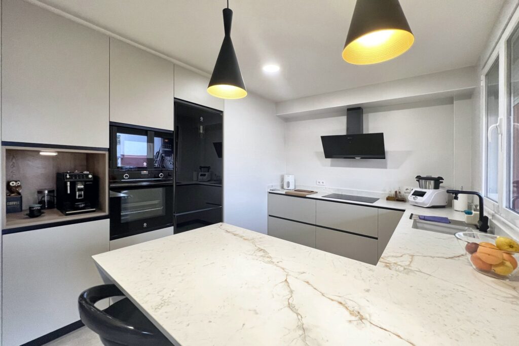 Península con encimera de porcelánico Neolith