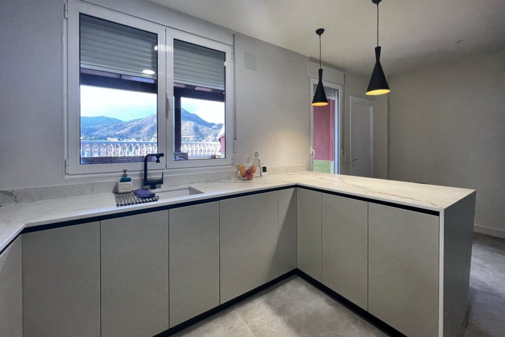 Fregadero bajo encimera junto a la ventana