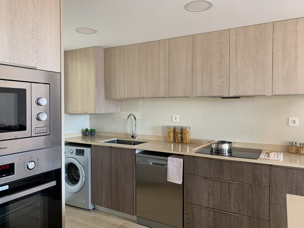 Detalle de cocina en roble reformada por Fustecma