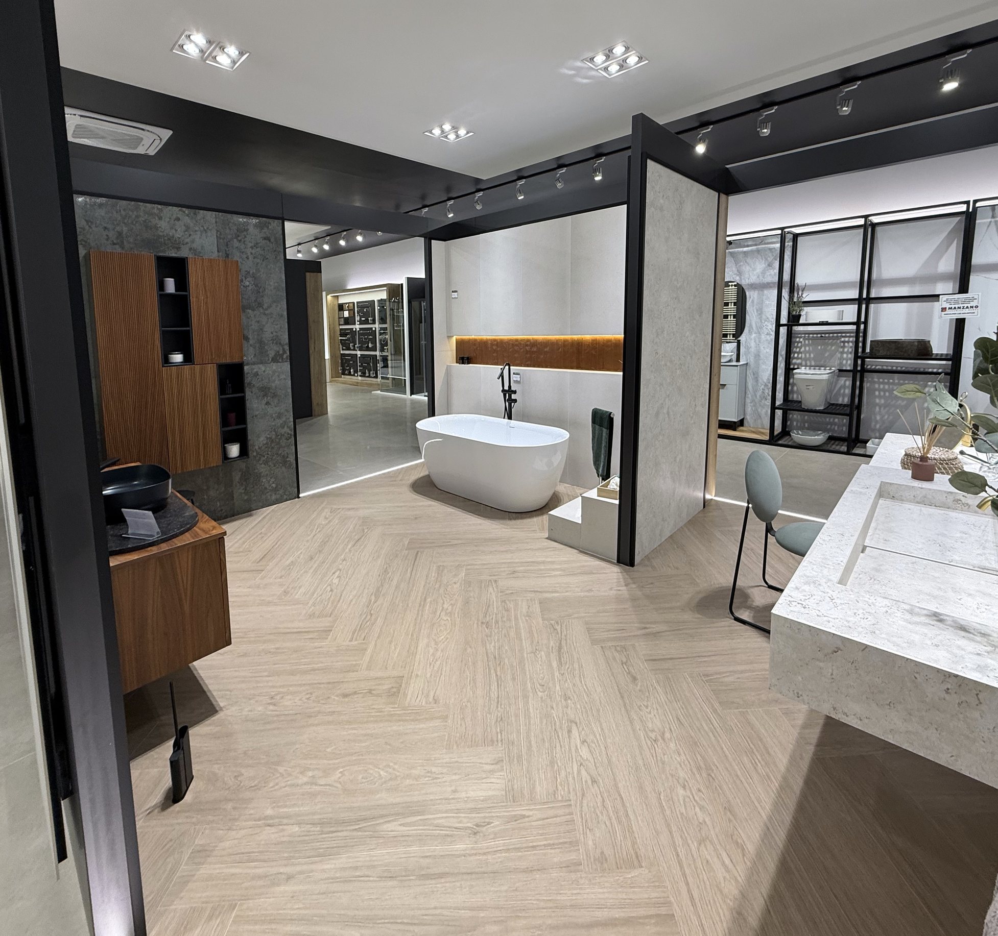 Ambiente de baño con bañera exenta y encimera de piedra