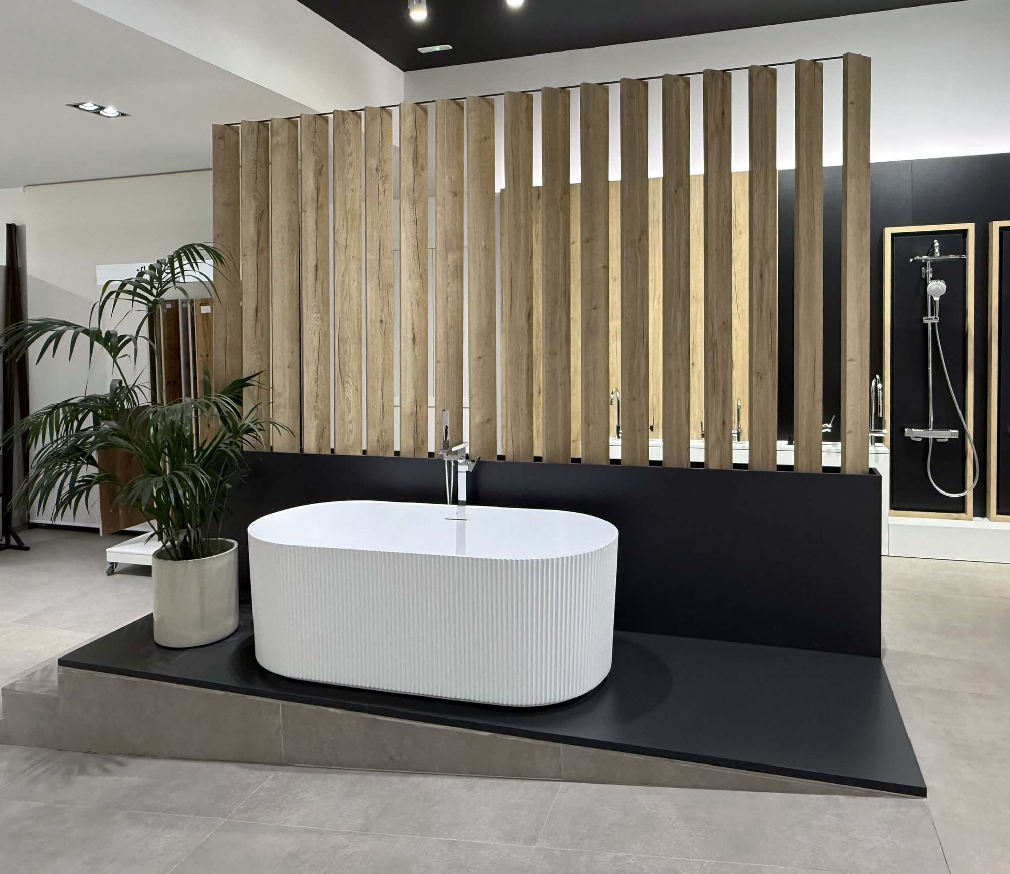 Bañera sobre tarima con celosía de listones de madera