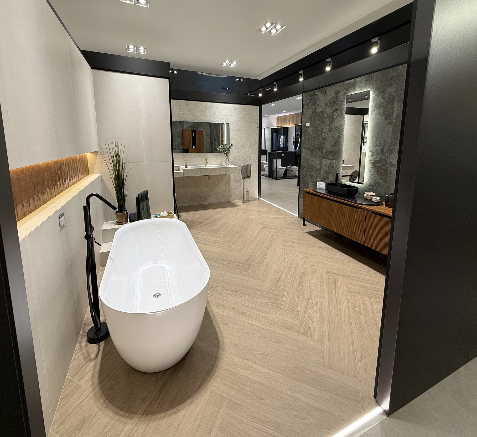 Ambiente con bañera exenta y suelo de madera en espiga