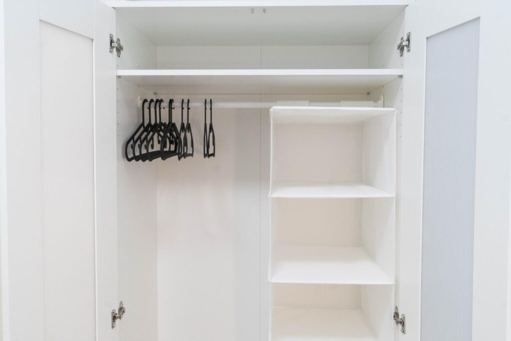 Interior de armario con barra y baldas