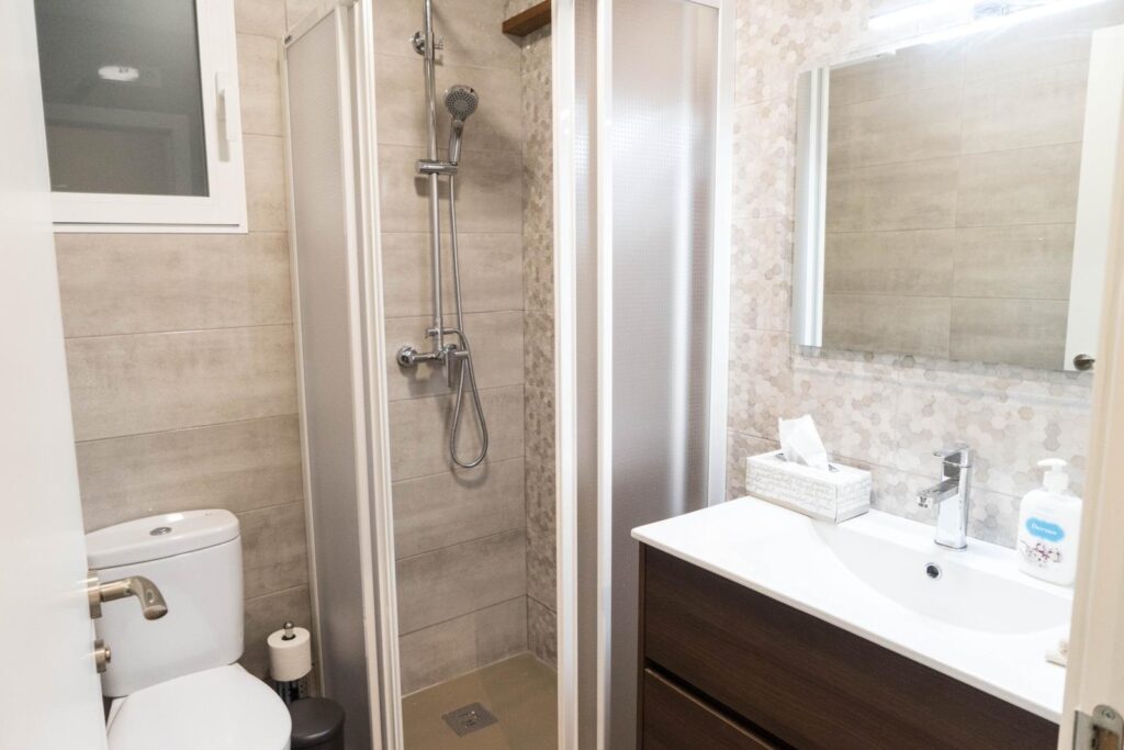 Baño reformado con ducha y mueble de lavabo