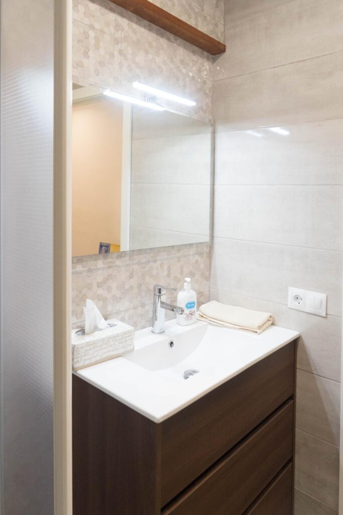 Mueble de lavabo con espejo e iluminación