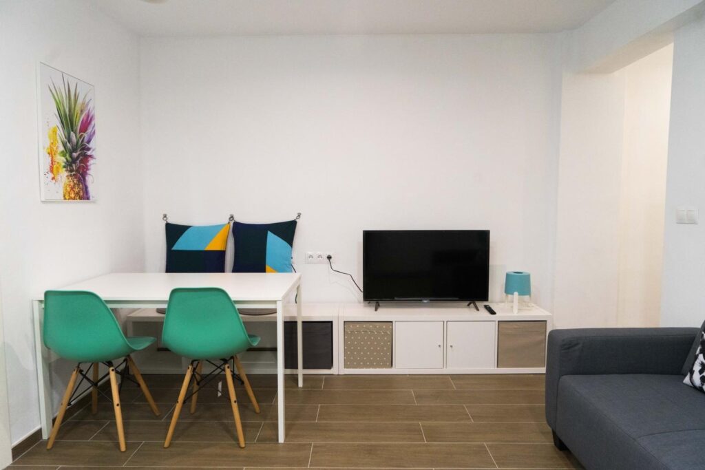 Zona de comedor con mesa y sillas para los estudiantes