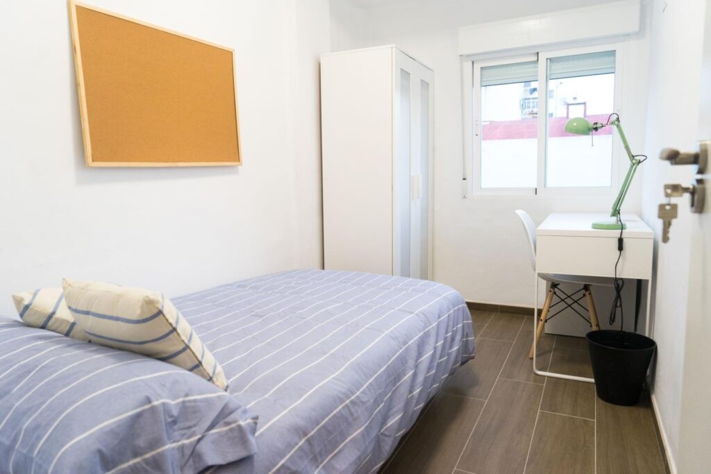Dormitorio individual con escritorio y tablón de corcho