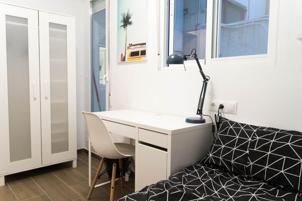 Dormitorio individual con armario y escritorio