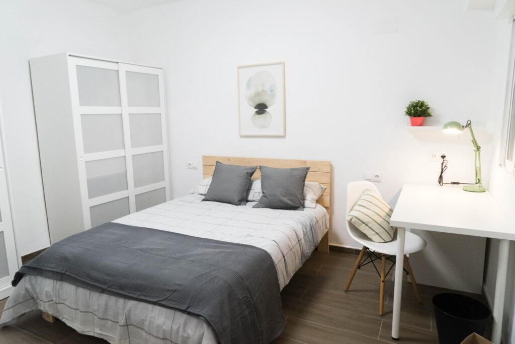 Dormitorio doble con escritorio y armario