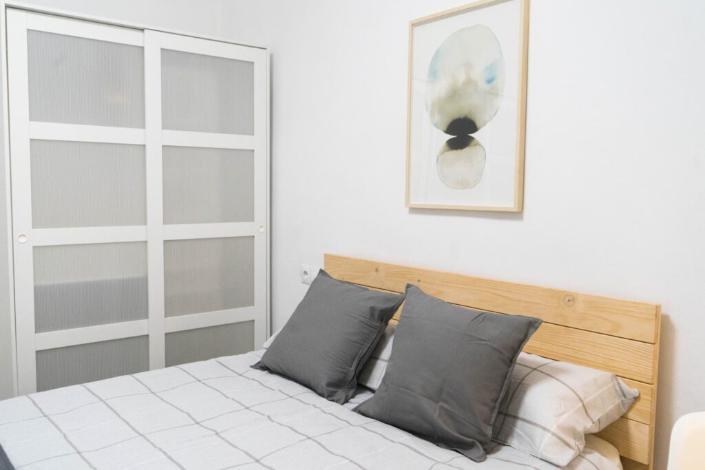 Dormitorio doble con armario de puertas correderas