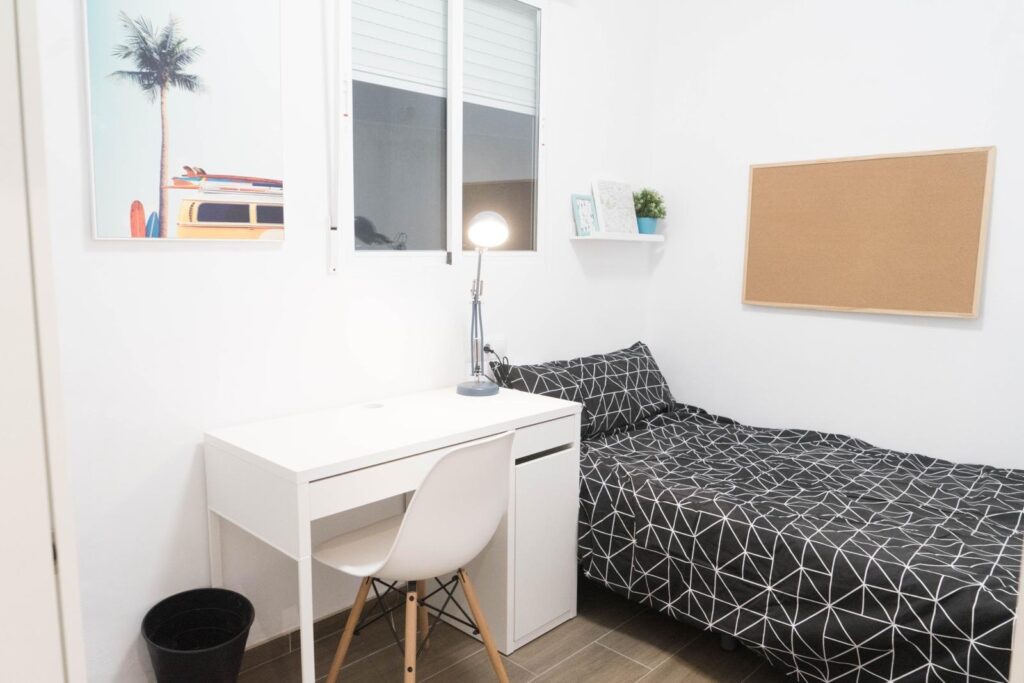 Dormitorio con cama y escritorio de estudio