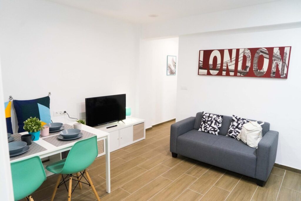 Salón con sofá y mueble de TV