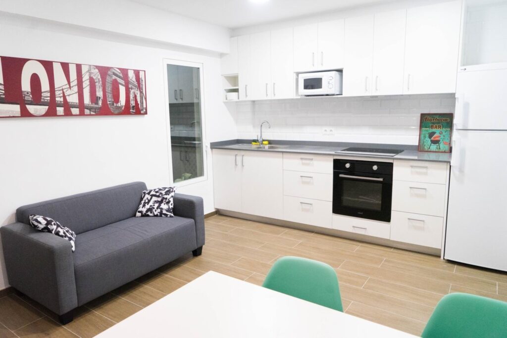Salón comedor con cocina abierta en el piso de estudiantes