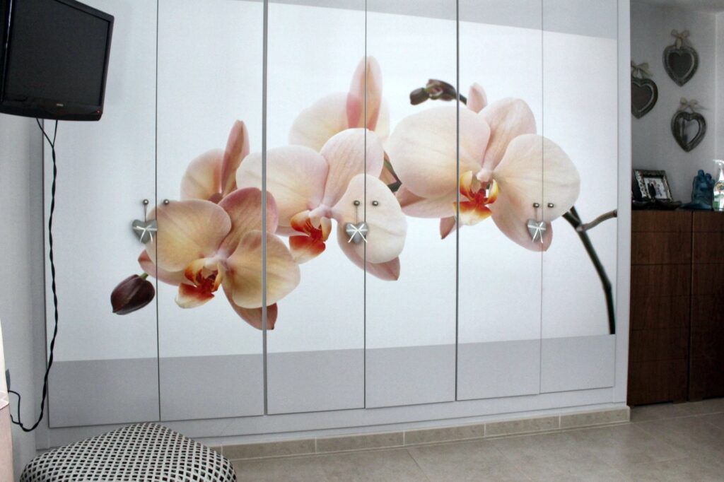 Armario con puertas decoradas con orquídea