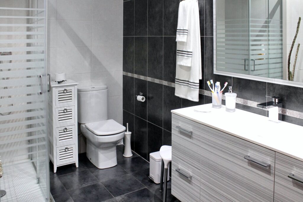 Baño con mueble de lavabo y ducha