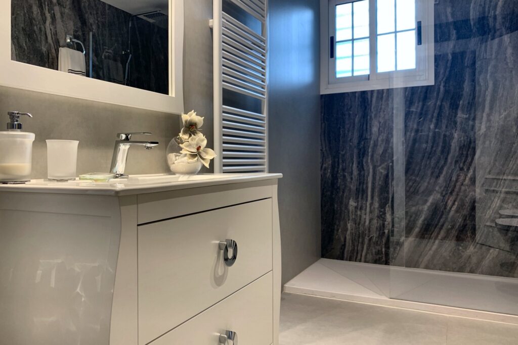 Baño de cortesía con mueble de lavabo